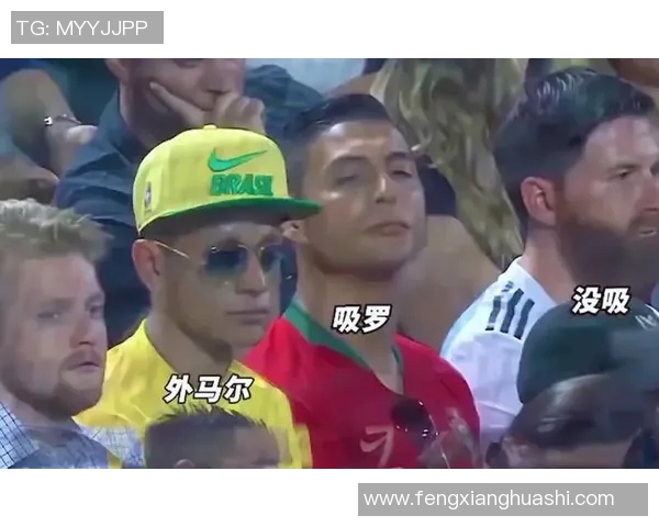 足球明星悠闲坐沙发上分享生活趣事与赛场背后的故事